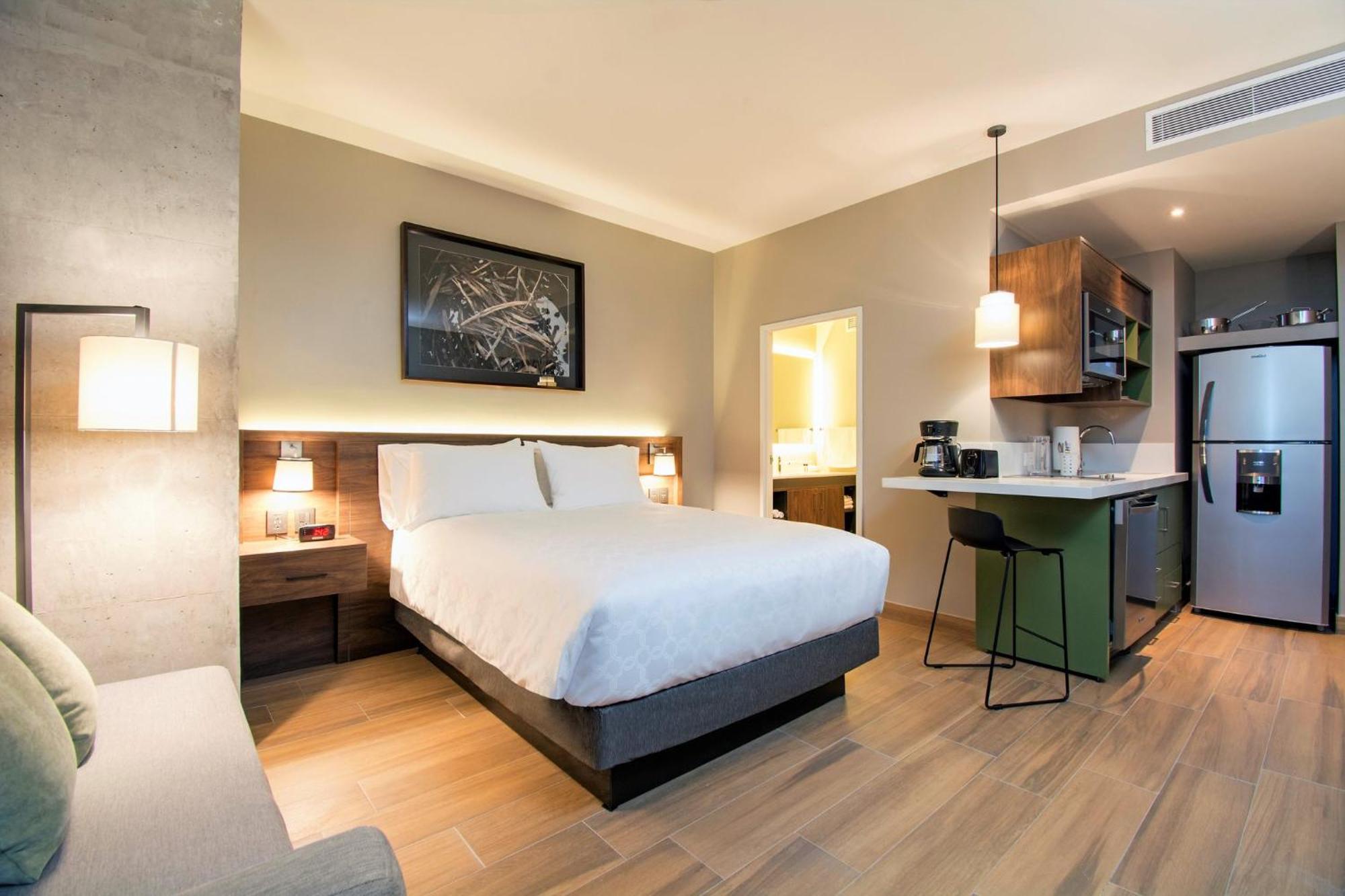 Staybridge Suites - Guadalajara Novena By Ihg Екстериор снимка